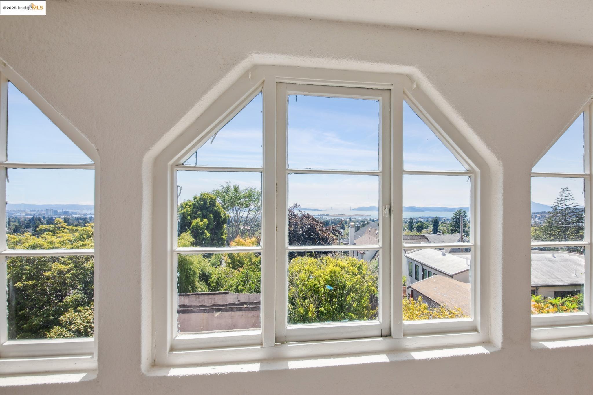 Detail Gallery Image 18 of 38 For 1110 Walnut St, Berkeley,  CA 94707 - 4 Beds | 1/1 Baths