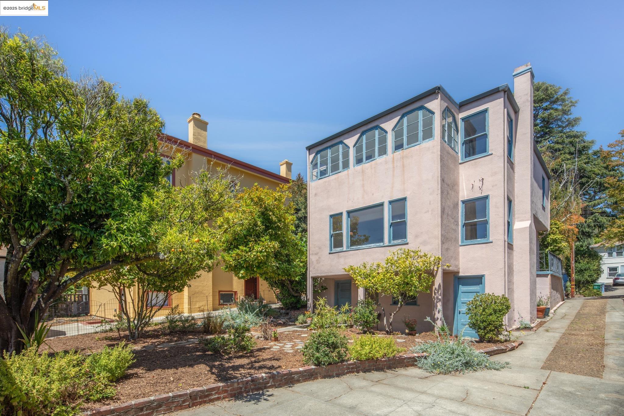 Detail Gallery Image 3 of 38 For 1110 Walnut St, Berkeley,  CA 94707 - 4 Beds | 1/1 Baths