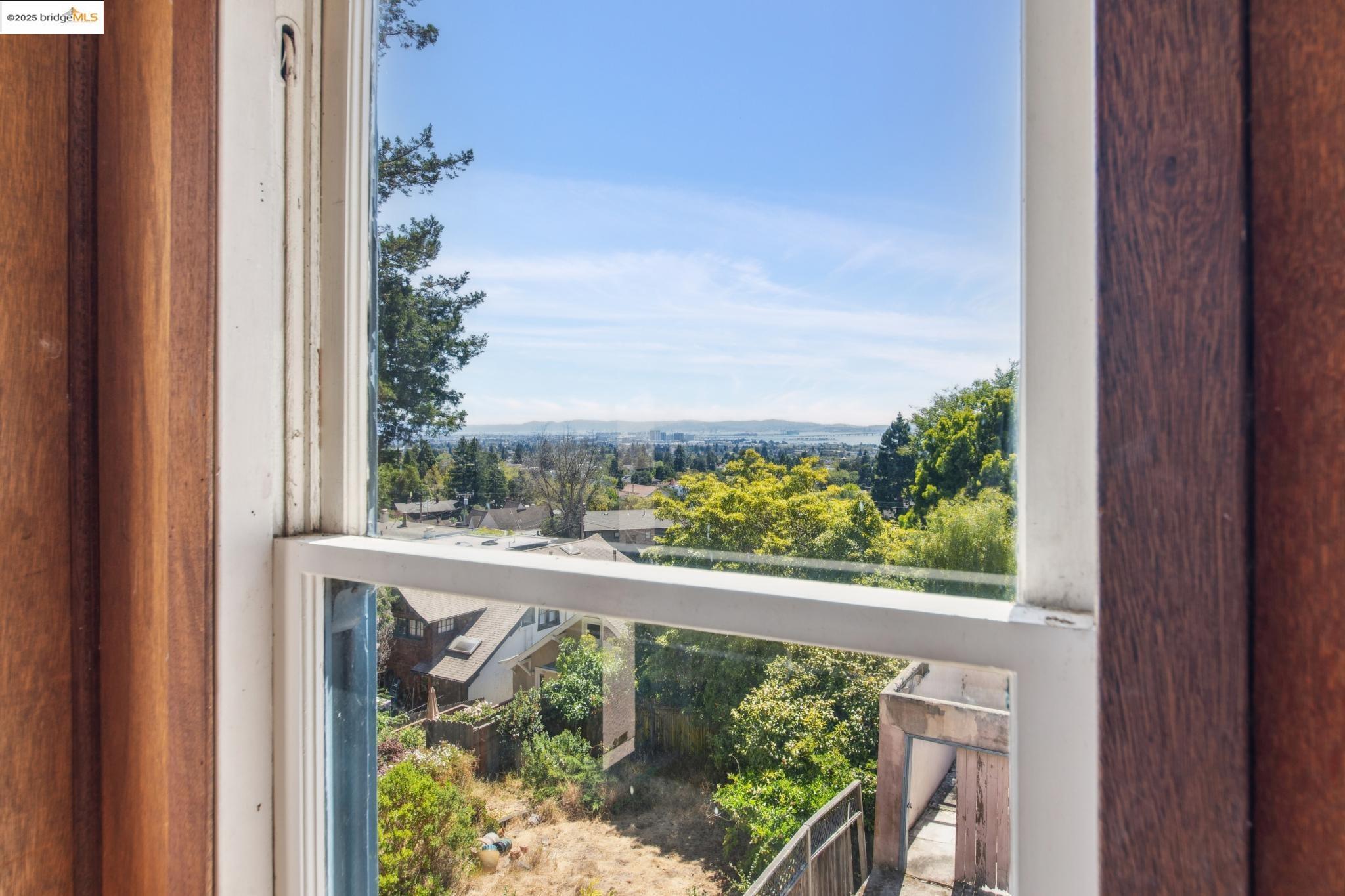 Detail Gallery Image 22 of 38 For 1110 Walnut St, Berkeley,  CA 94707 - 4 Beds | 1/1 Baths