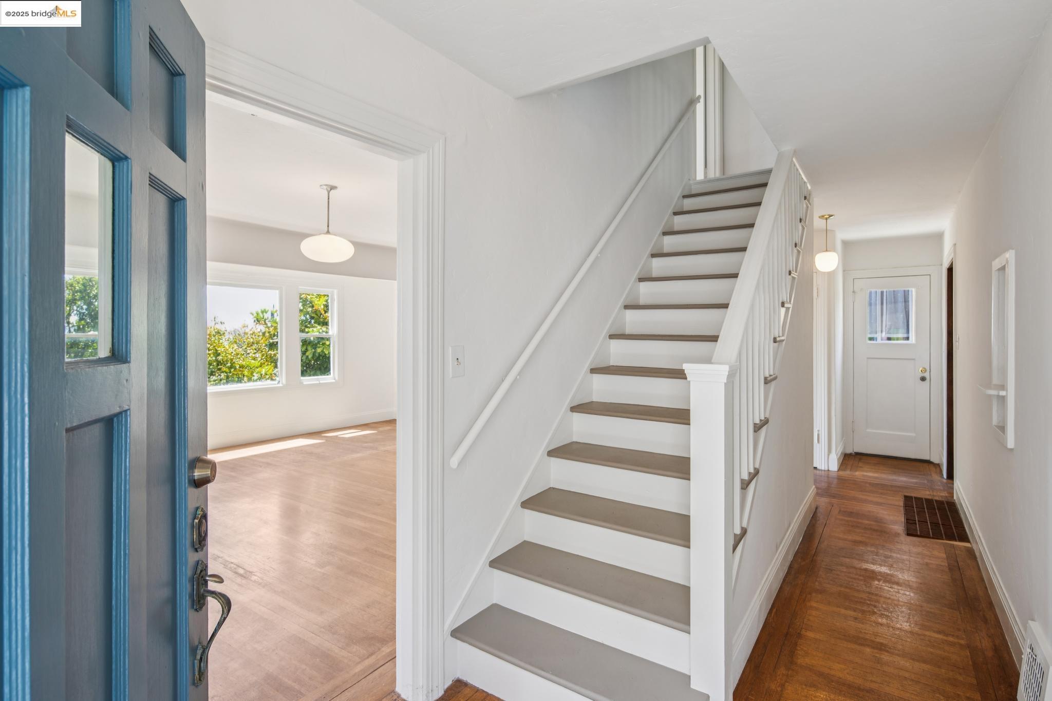 Detail Gallery Image 5 of 38 For 1110 Walnut St, Berkeley,  CA 94707 - 4 Beds | 1/1 Baths
