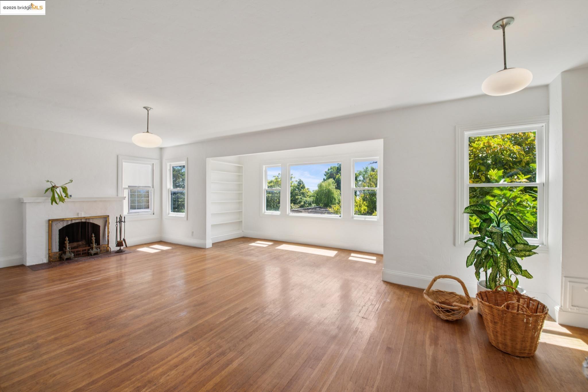 Detail Gallery Image 6 of 38 For 1110 Walnut St, Berkeley,  CA 94707 - 4 Beds | 1/1 Baths