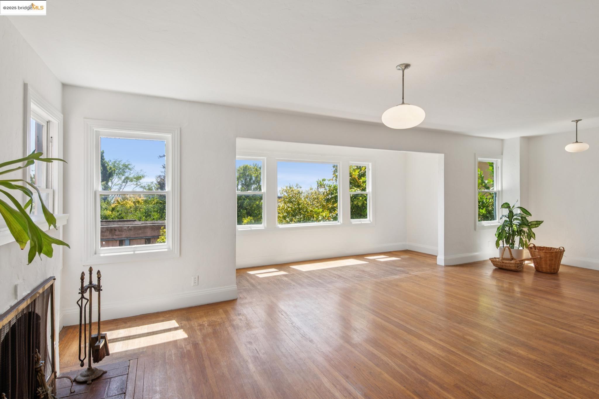 Detail Gallery Image 7 of 38 For 1110 Walnut St, Berkeley,  CA 94707 - 4 Beds | 1/1 Baths
