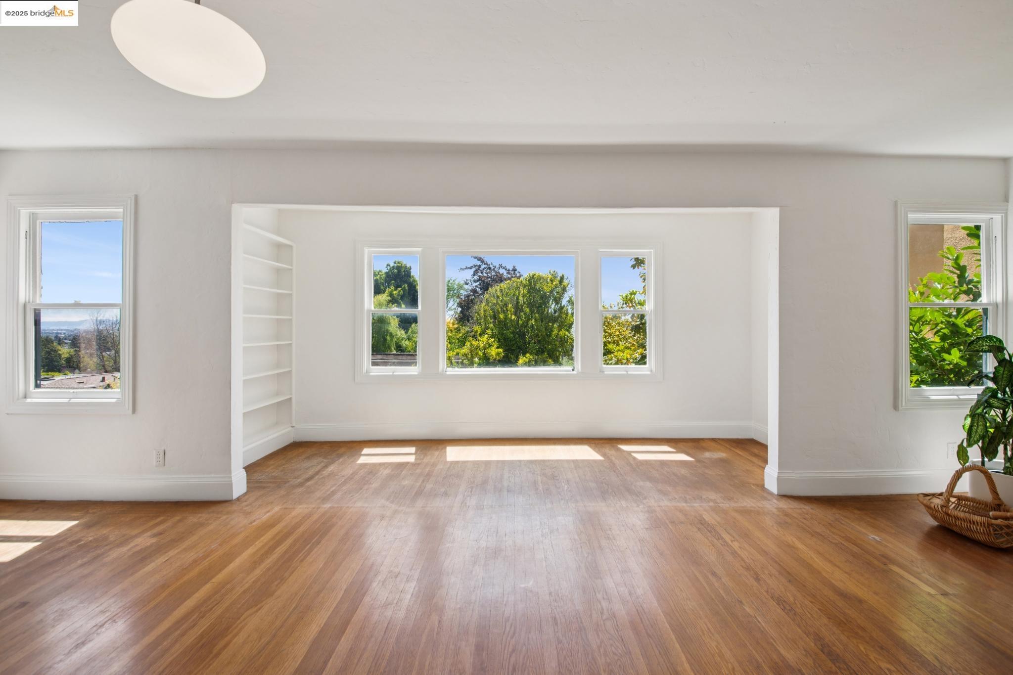 Detail Gallery Image 8 of 38 For 1110 Walnut St, Berkeley,  CA 94707 - 4 Beds | 1/1 Baths