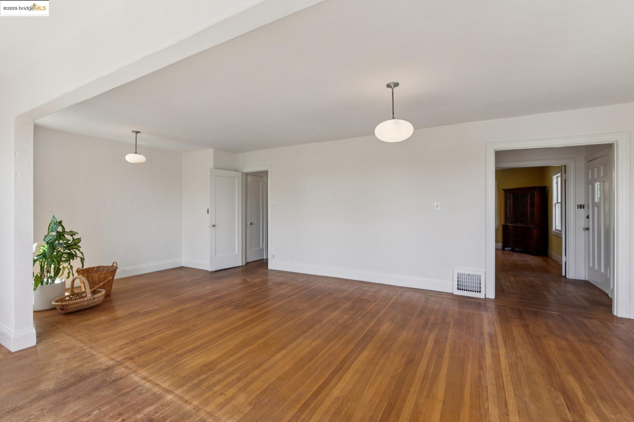 Detail Gallery Image 9 of 38 For 1110 Walnut St, Berkeley,  CA 94707 - 4 Beds | 1/1 Baths