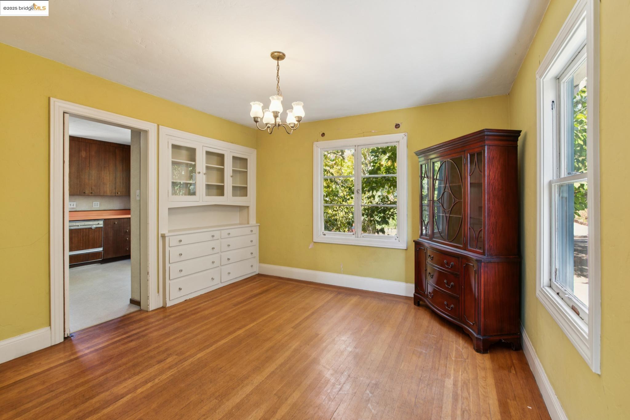 Detail Gallery Image 10 of 38 For 1110 Walnut St, Berkeley,  CA 94707 - 4 Beds | 1/1 Baths