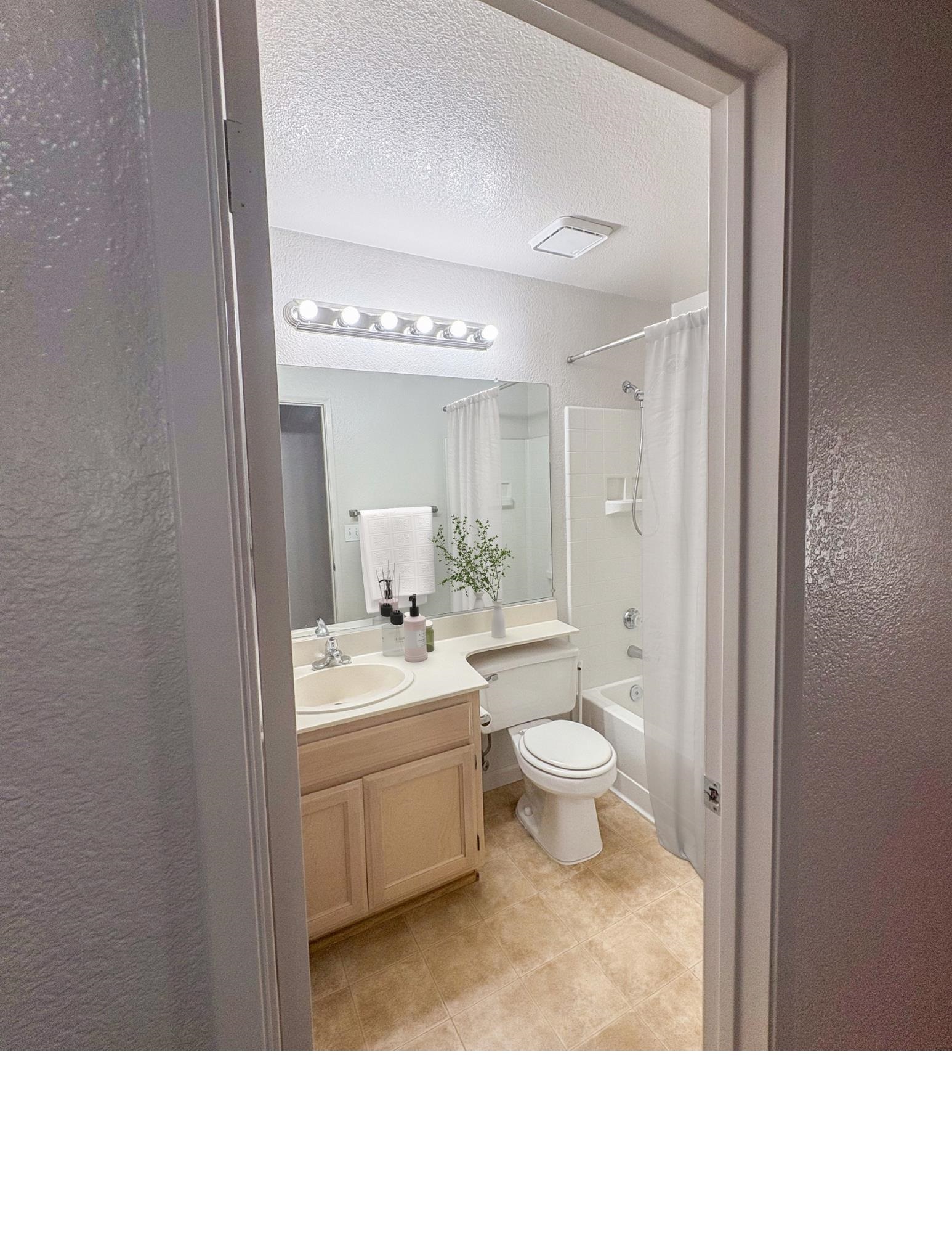 Detail Gallery Image 6 of 14 For 256 Napoli Court, Hercules,  CA 94547 - 3 Beds | 2 Baths