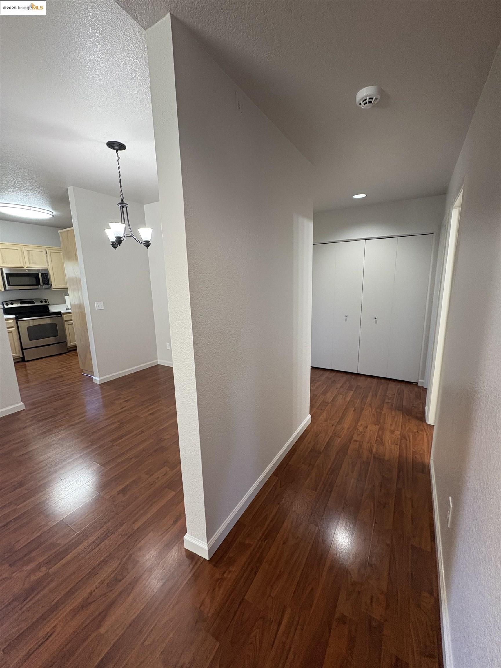 Detail Gallery Image 8 of 12 For 256 Napoli Court, Hercules,  CA 94547 - 3 Beds | 2 Baths