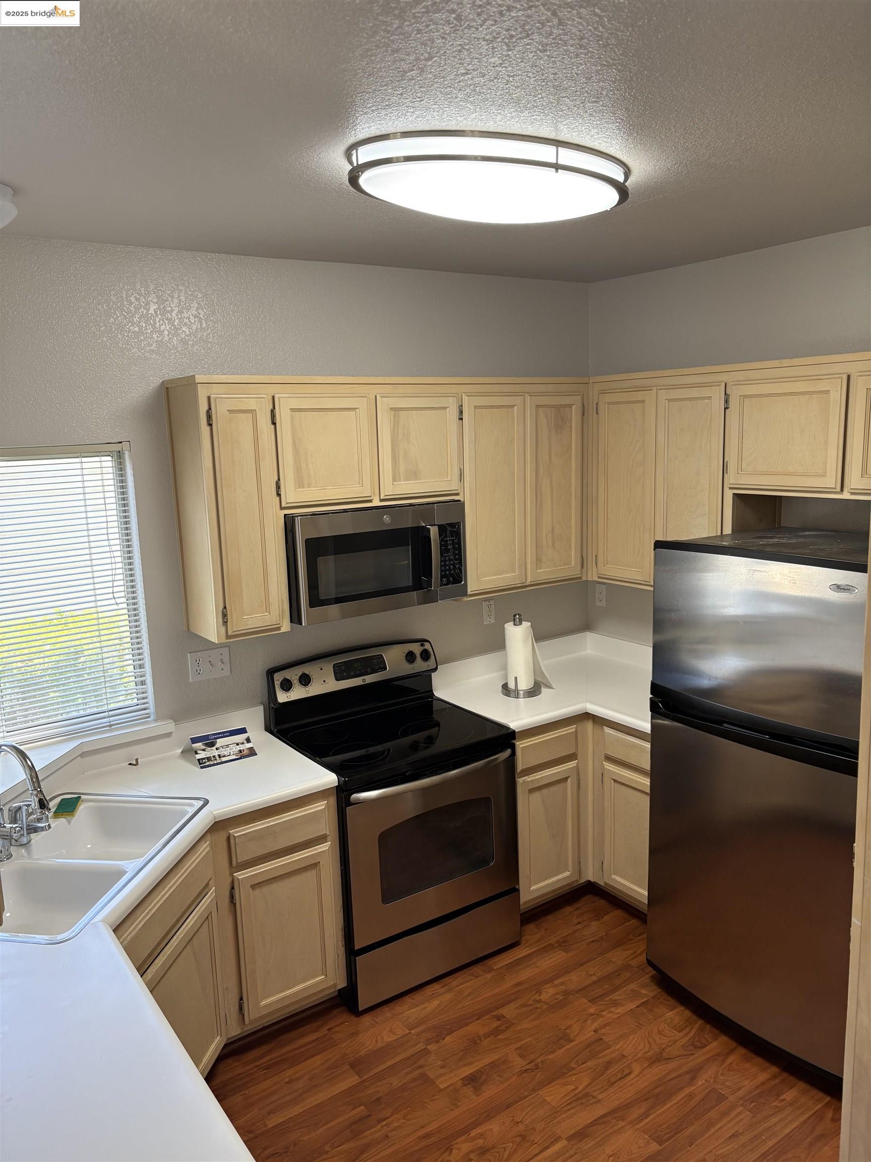 Detail Gallery Image 9 of 12 For 256 Napoli Court, Hercules,  CA 94547 - 3 Beds | 2 Baths