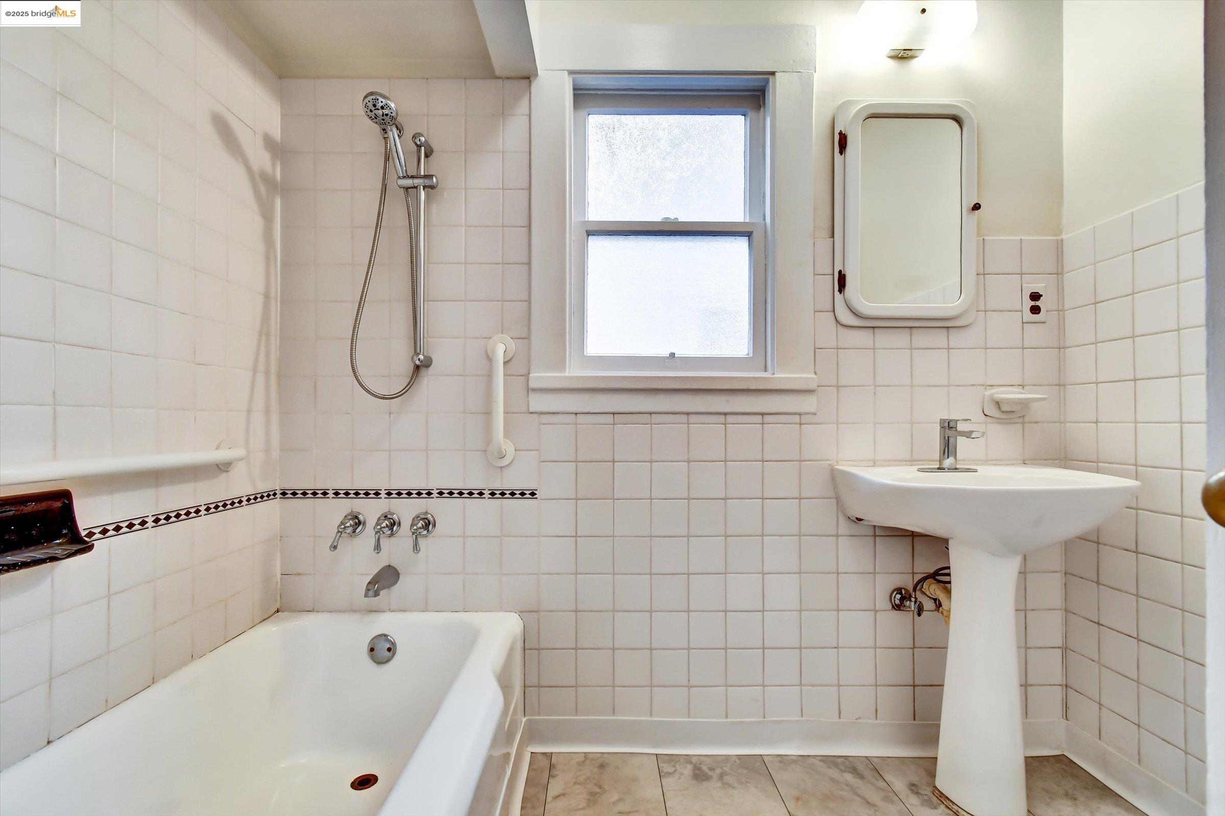 3817 Woodruff Ave, Oakland, California 94602, 2 Bedrooms Bedrooms, 6 Rooms Rooms,1 BathroomBathrooms,Residential,For Sale,3817 Woodruff Ave,41106148