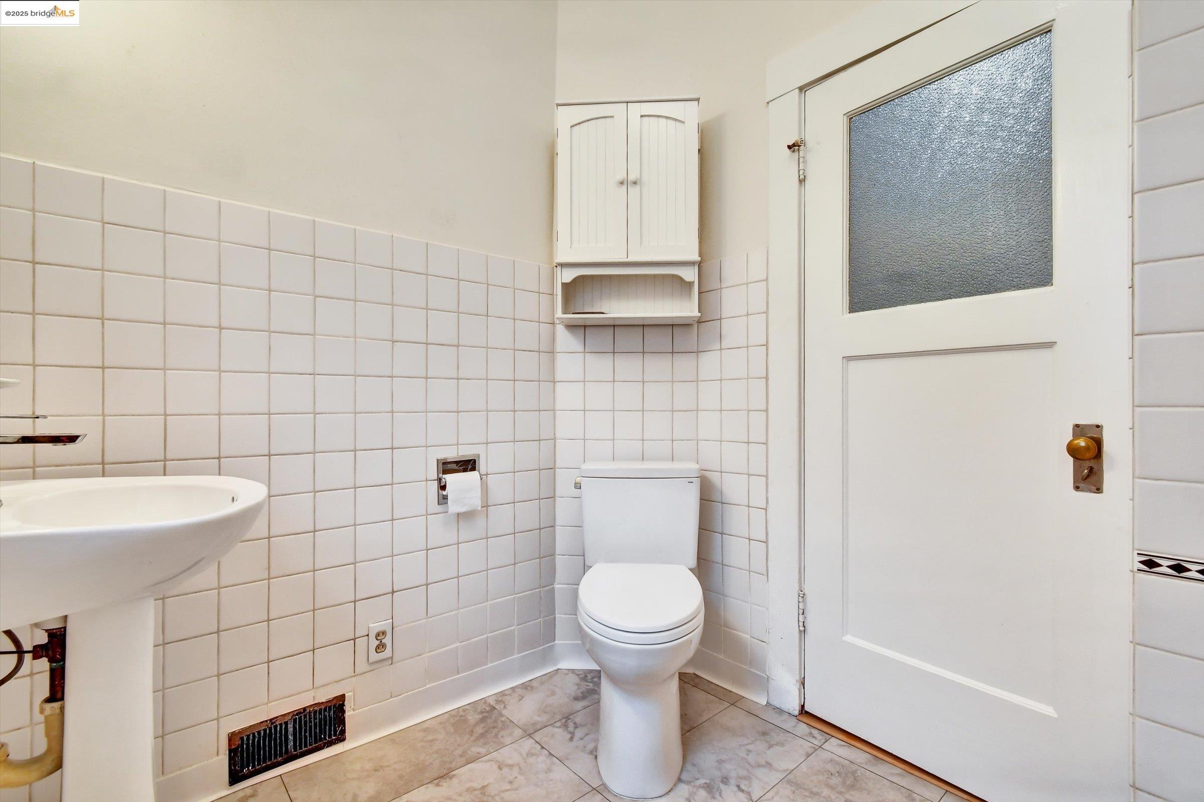 3817 Woodruff Ave, Oakland, California 94602, 2 Bedrooms Bedrooms, 6 Rooms Rooms,1 BathroomBathrooms,Residential,For Sale,3817 Woodruff Ave,41106148