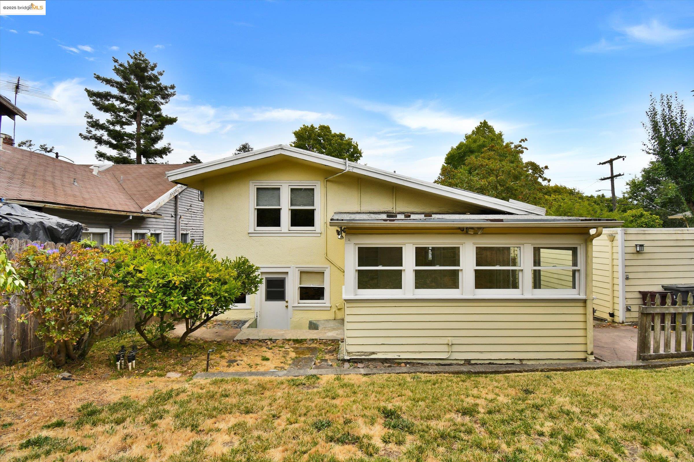 3817 Woodruff Ave, Oakland, California 94602, 2 Bedrooms Bedrooms, 6 Rooms Rooms,1 BathroomBathrooms,Residential,For Sale,3817 Woodruff Ave,41106148