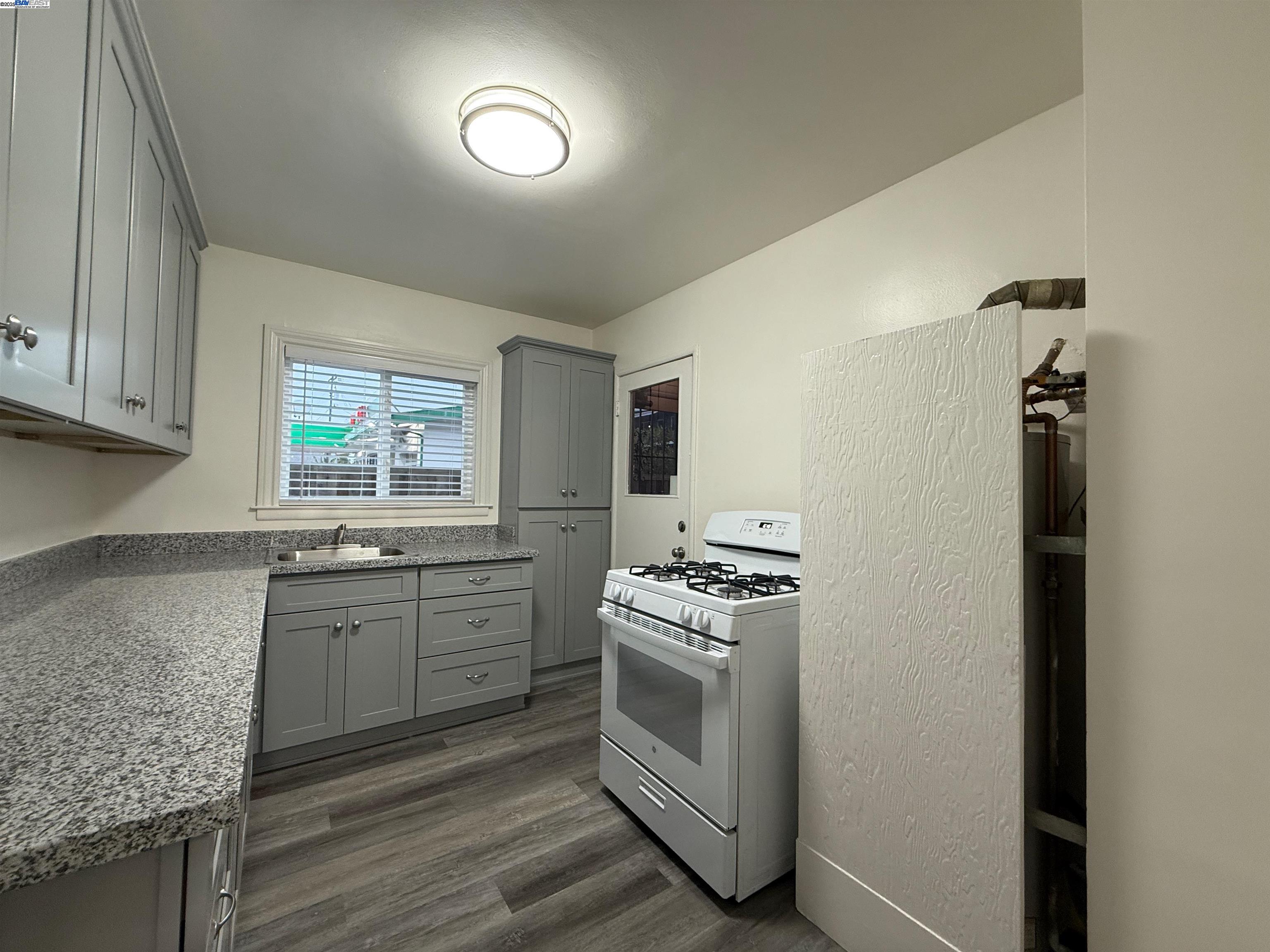 520 Bancroft Ave # 1, San Leandro, California 94577, 2 Bedrooms Bedrooms, 6 Rooms Rooms,1 BathroomBathrooms,Residential Lease,For Rent,520 Bancroft Ave # 1,41106159
