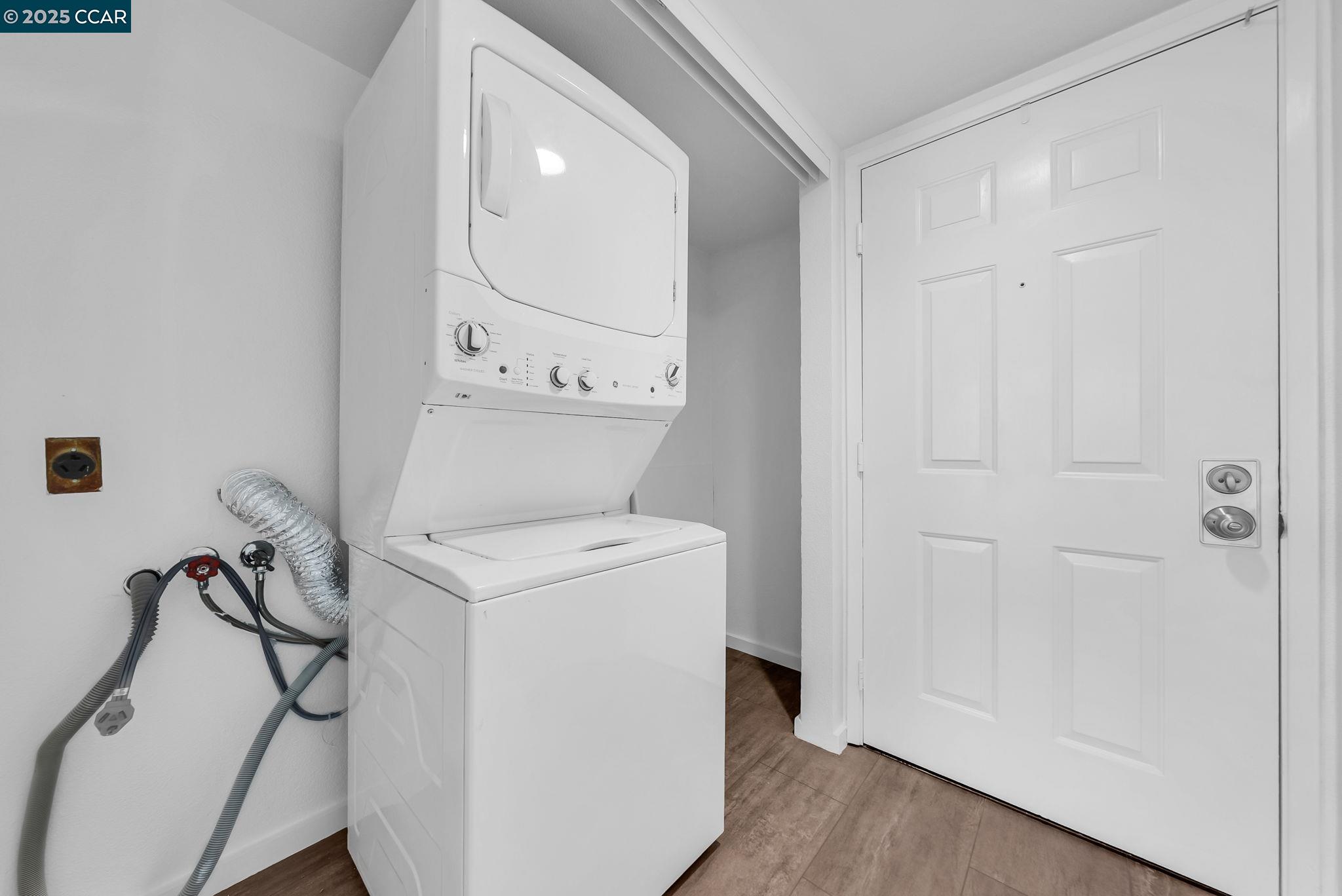 1318 B Street #105, Hayward, California 94541, 2 Bedrooms Bedrooms, 6 Rooms Rooms,1 BathroomBathrooms,Residential,For Sale,1318 B Street #105,41106166