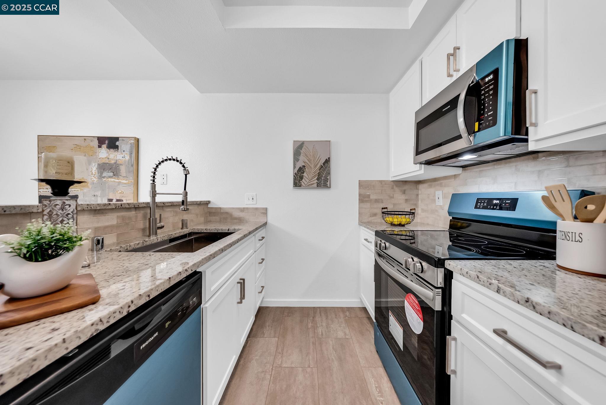 1318 B Street #105, Hayward, California 94541, 2 Bedrooms Bedrooms, 6 Rooms Rooms,1 BathroomBathrooms,Residential,For Sale,1318 B Street #105,41106166