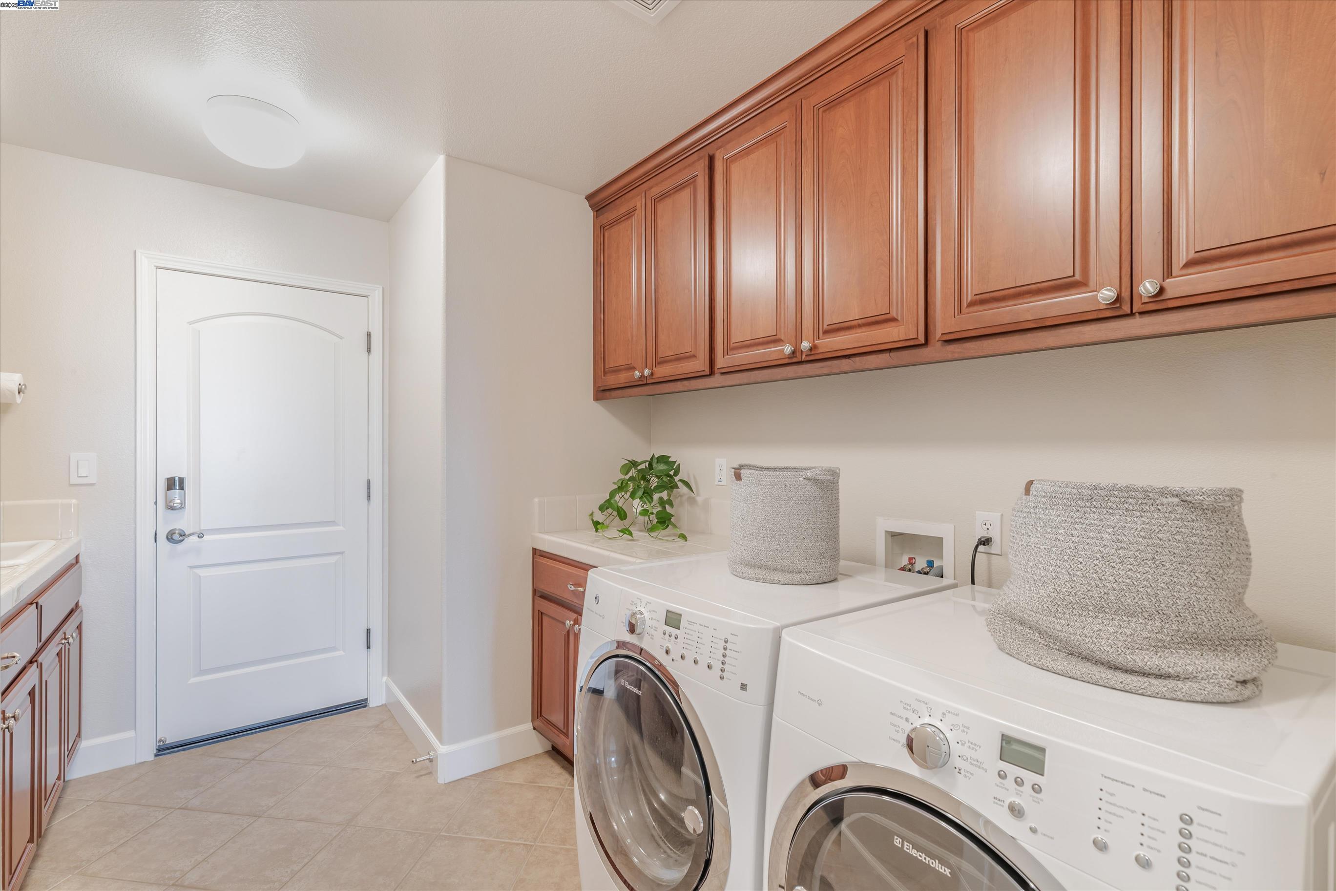 2531 Leona Pl, Pleasanton, California 94566, 5 Bedrooms Bedrooms, 9 Rooms Rooms,3 BathroomsBathrooms,Residential,For Sale,2531 Leona Pl,41106173
