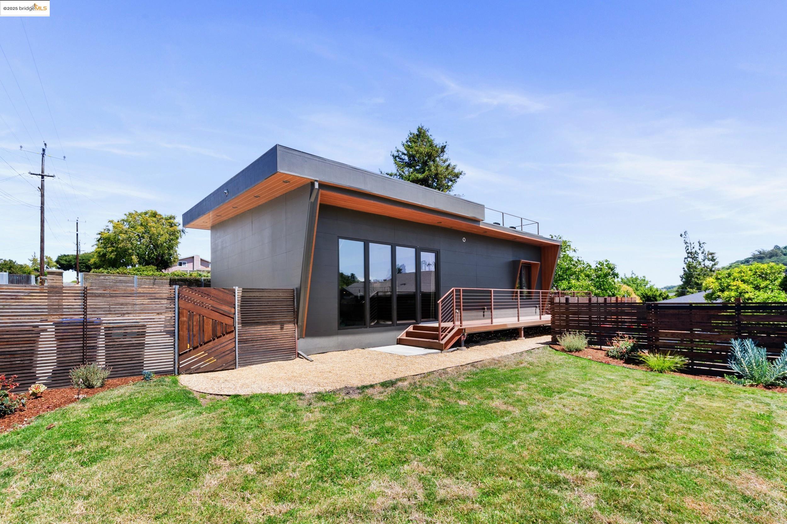 Detail Gallery Image 2 of 43 For 2391 Rancho Rd, El Sobrante,  CA 94803-1138 - 6 Beds | 4 Baths
