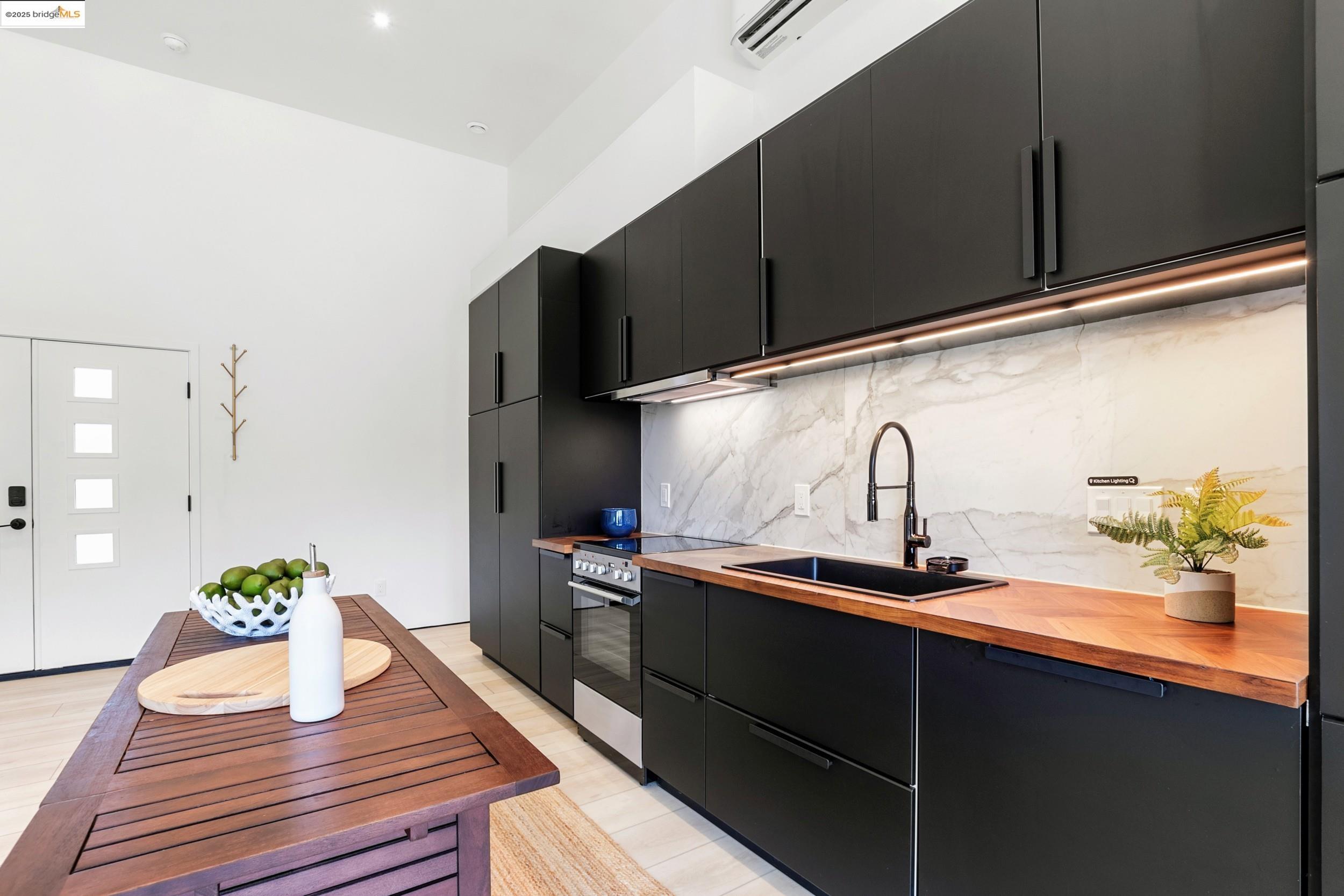 Detail Gallery Image 4 of 43 For 2391 Rancho Rd, El Sobrante,  CA 94803-1138 - 6 Beds | 4 Baths