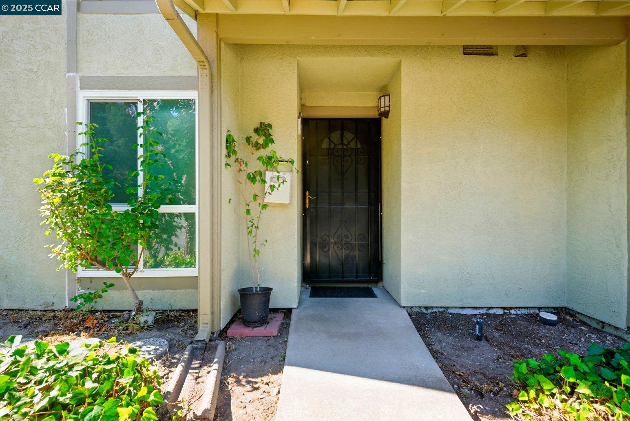 Detail Gallery Image 3 of 32 For 1880 Tesoro Ct, Pinole,  CA 94564 - 3 Beds | 2 Baths