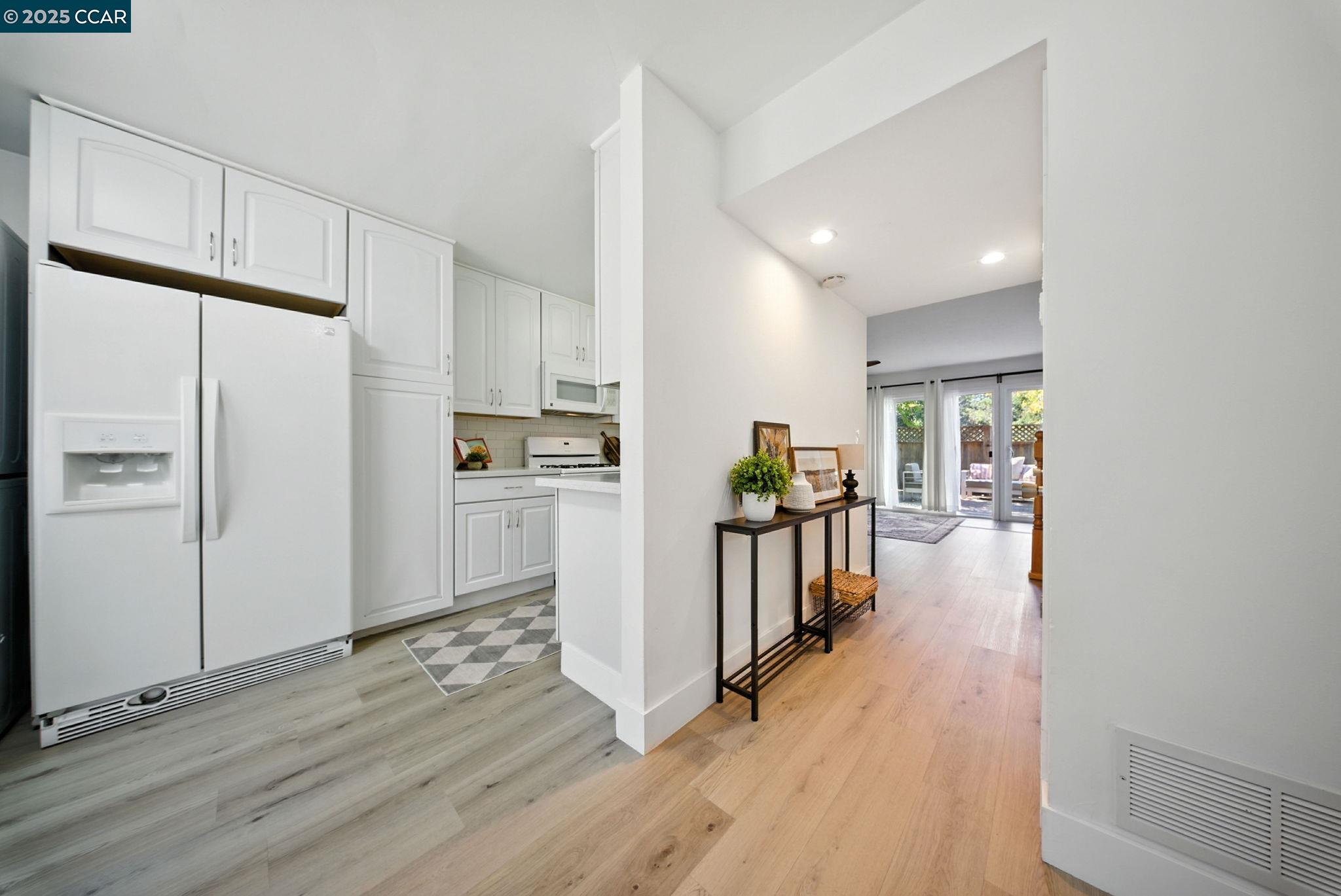 Detail Gallery Image 4 of 32 For 1880 Tesoro Ct, Pinole,  CA 94564 - 3 Beds | 2 Baths