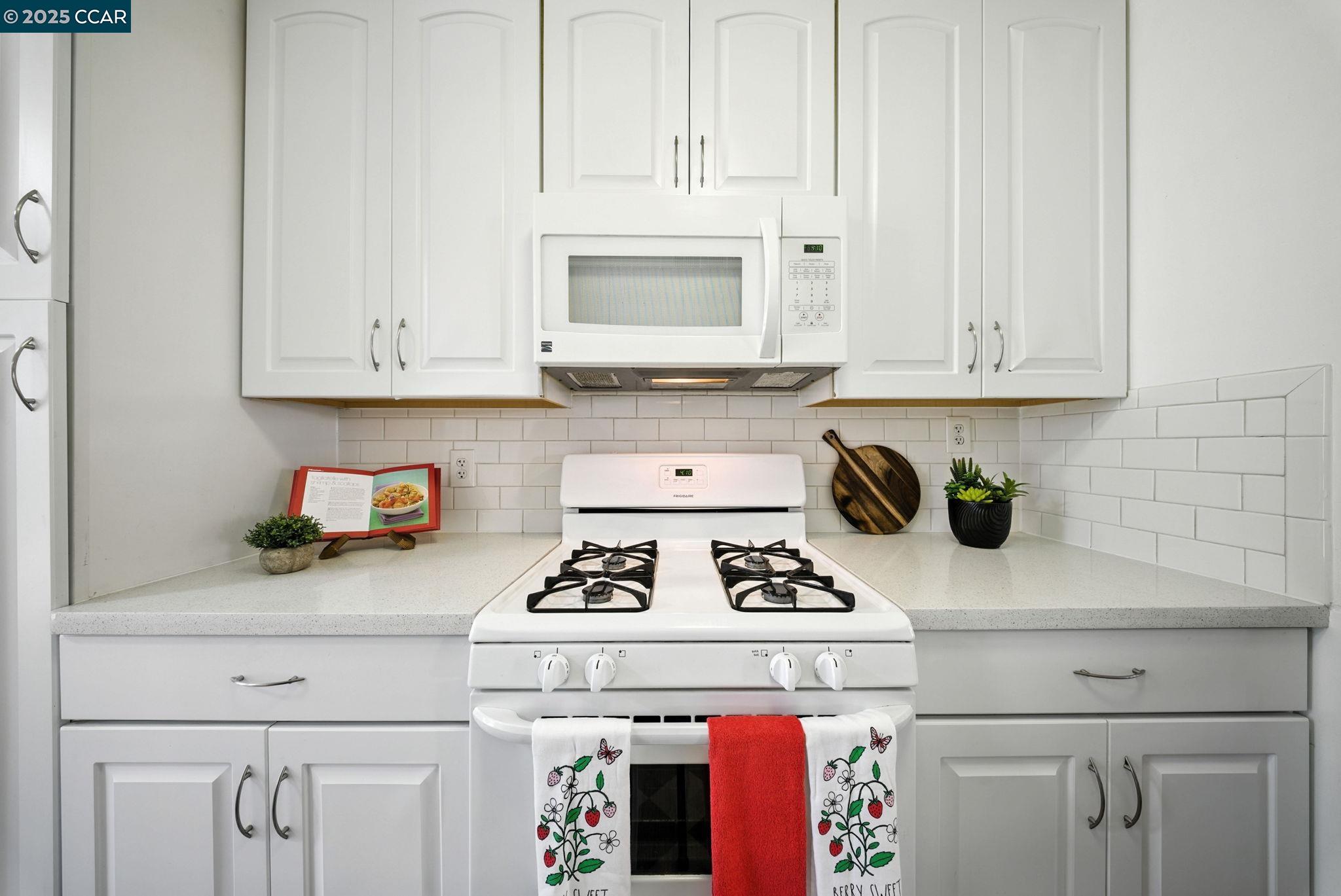 Detail Gallery Image 9 of 32 For 1880 Tesoro Ct, Pinole,  CA 94564 - 3 Beds | 2 Baths