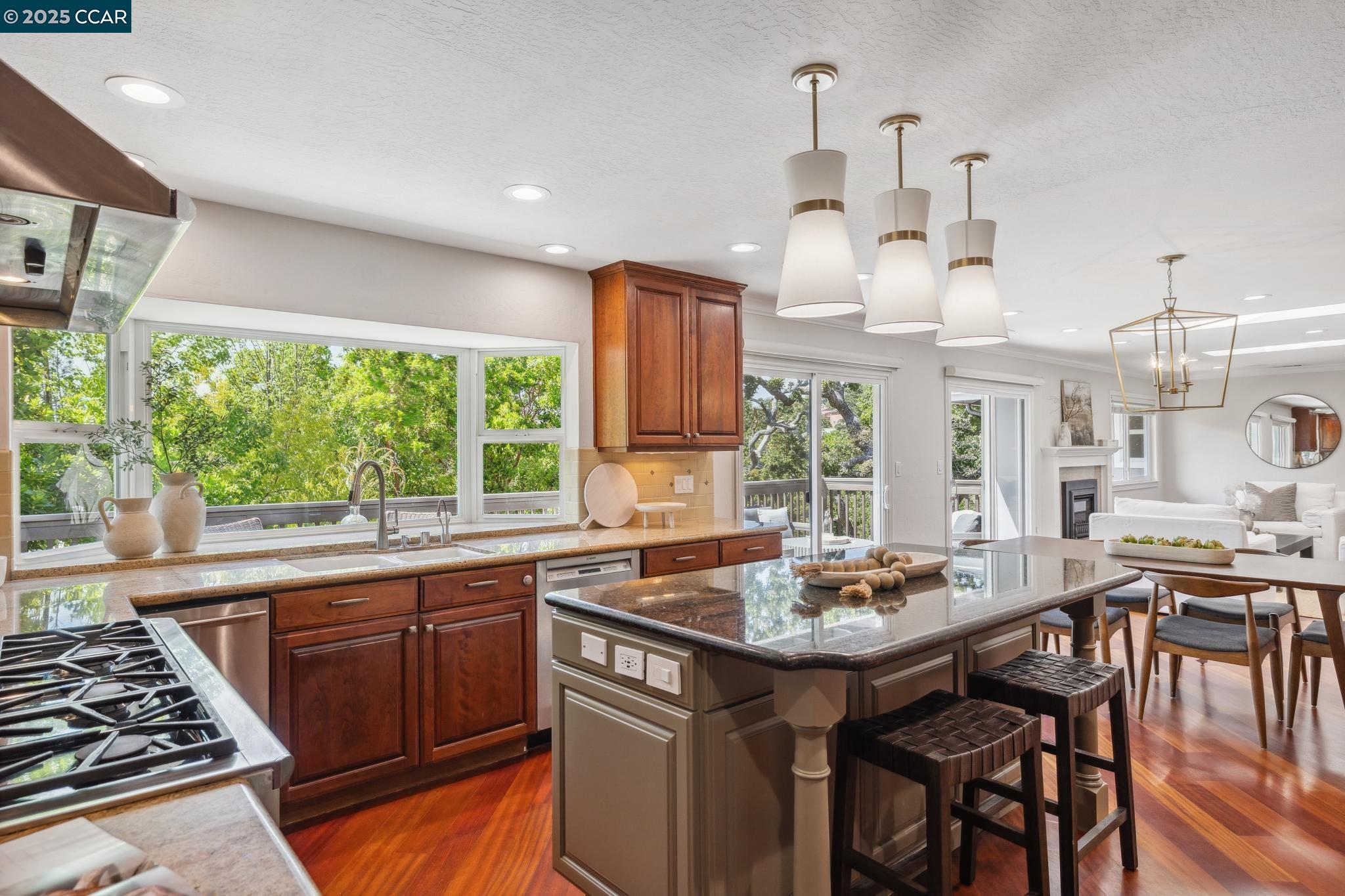 Detail Gallery Image 9 of 56 For 561 Morecroft Road, Lafayette,  CA 94549-5737 - 5 Beds | 4 Baths