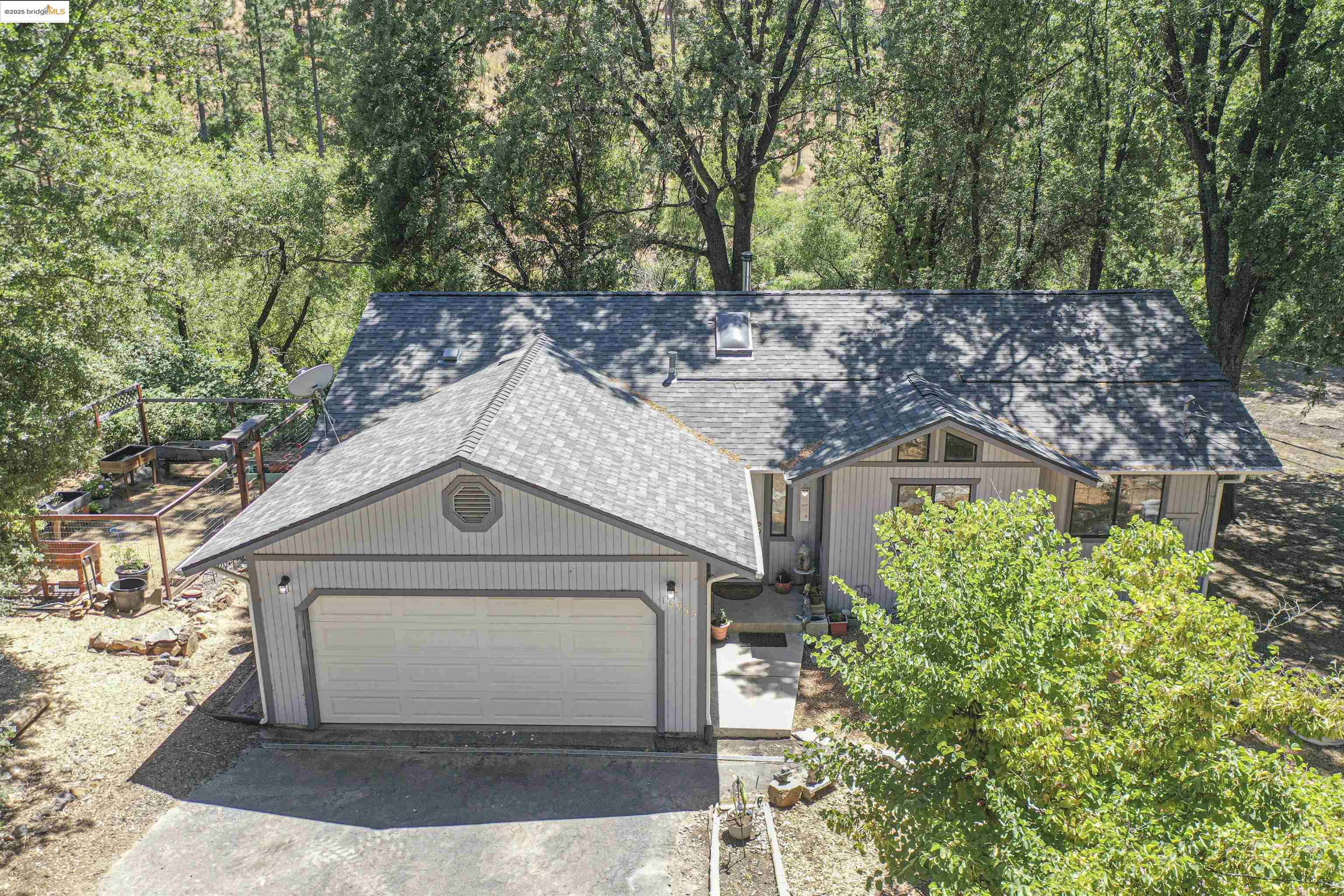 Detail Gallery Image 2 of 57 For 19955 Deerbrush Ct, Groveland,  CA 95321 - 3 Beds | 2 Baths