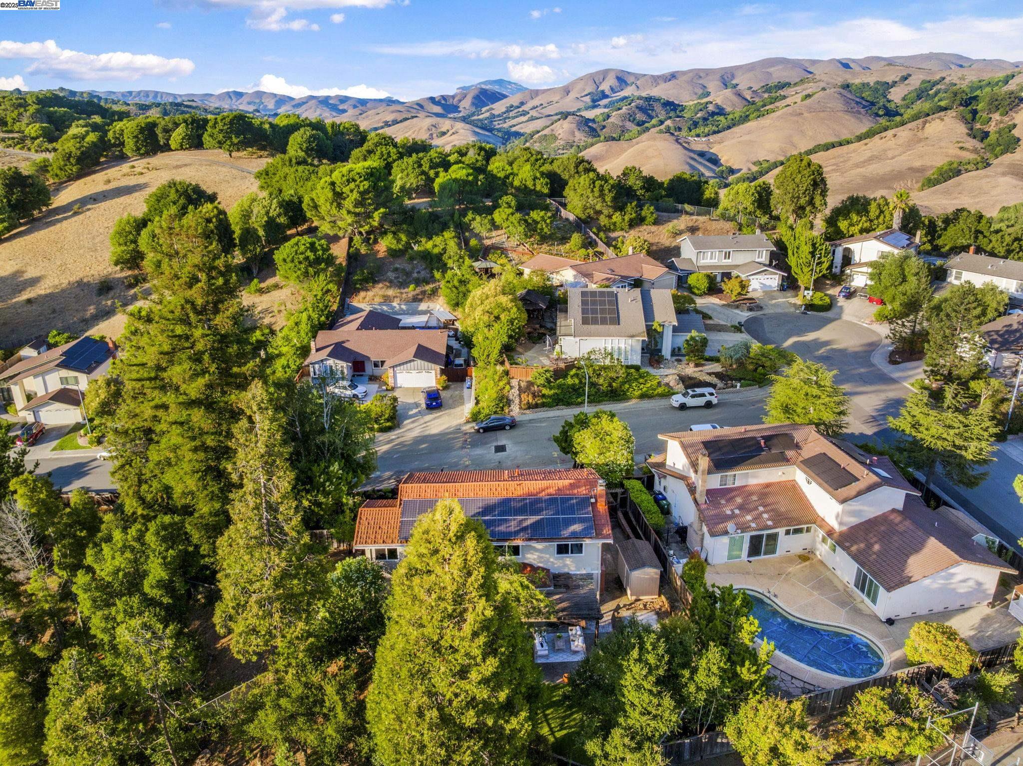 Detail Gallery Image 2 of 37 For 18575 Mesa Verde Way, Castro Valley,  CA 94552 - 4 Beds | 2/1 Baths