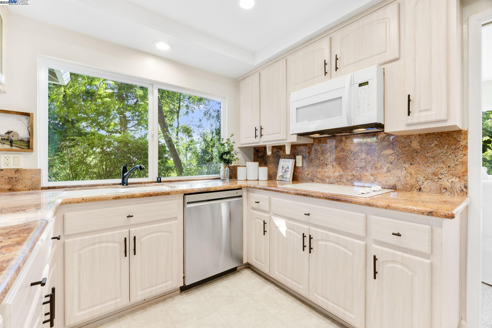 Detail Gallery Image 11 of 37 For 18575 Mesa Verde Way, Castro Valley,  CA 94552 - 4 Beds | 2/1 Baths