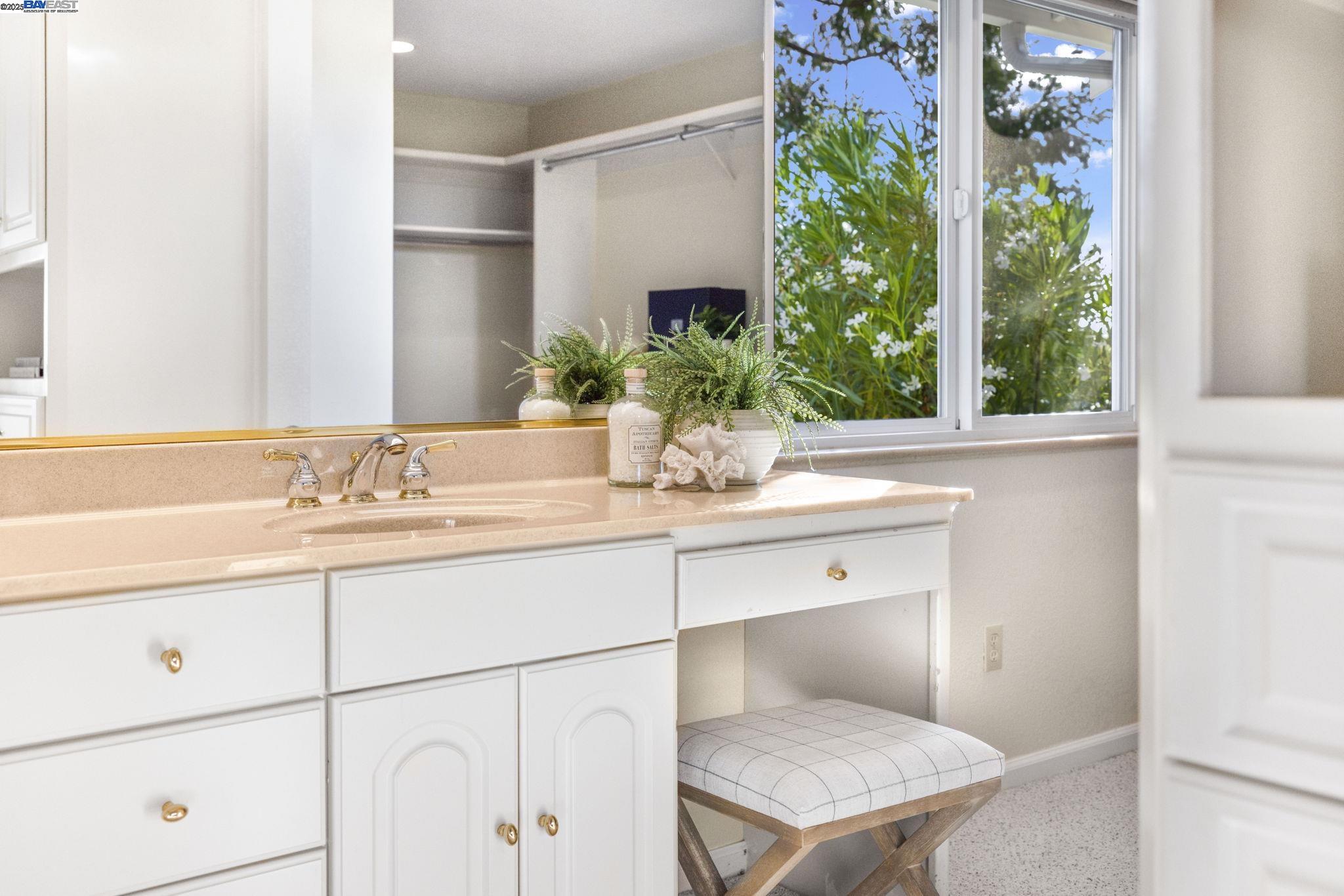 Detail Gallery Image 23 of 37 For 18575 Mesa Verde Way, Castro Valley,  CA 94552 - 4 Beds | 2/1 Baths
