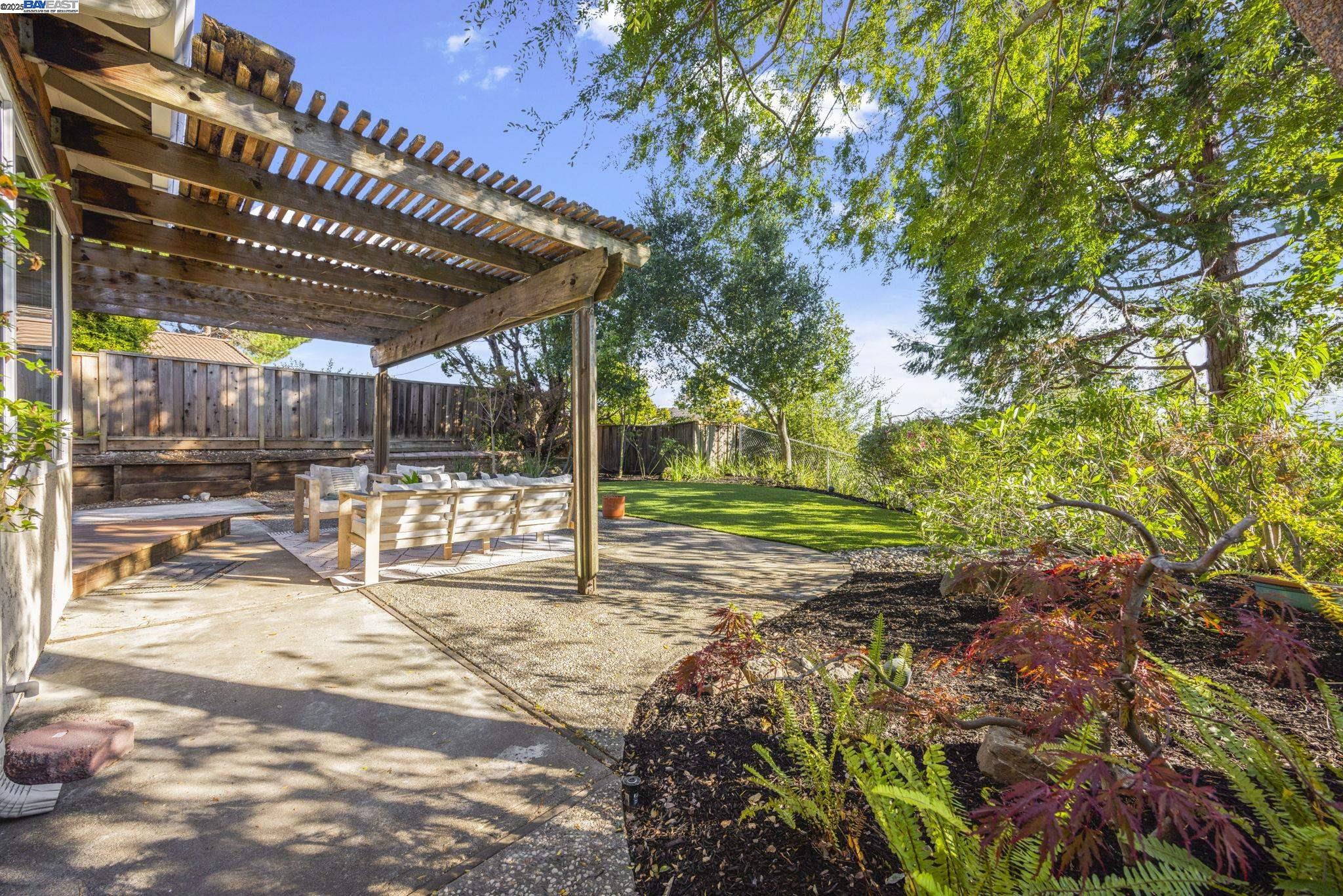 Detail Gallery Image 34 of 37 For 18575 Mesa Verde Way, Castro Valley,  CA 94552 - 4 Beds | 2/1 Baths