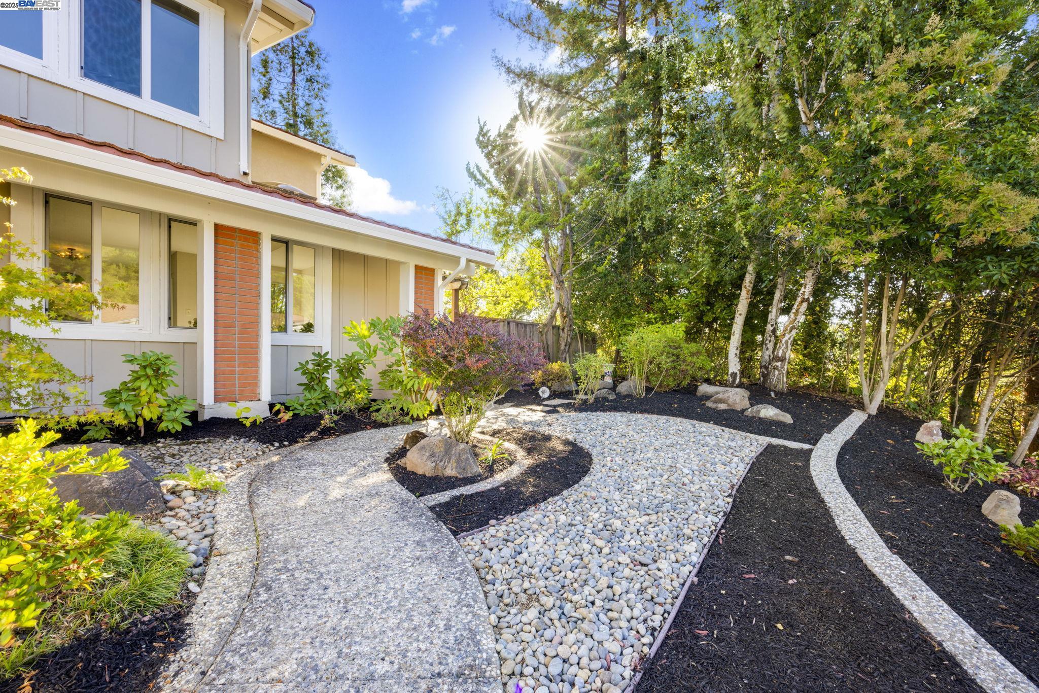 Detail Gallery Image 5 of 37 For 18575 Mesa Verde Way, Castro Valley,  CA 94552 - 4 Beds | 2/1 Baths