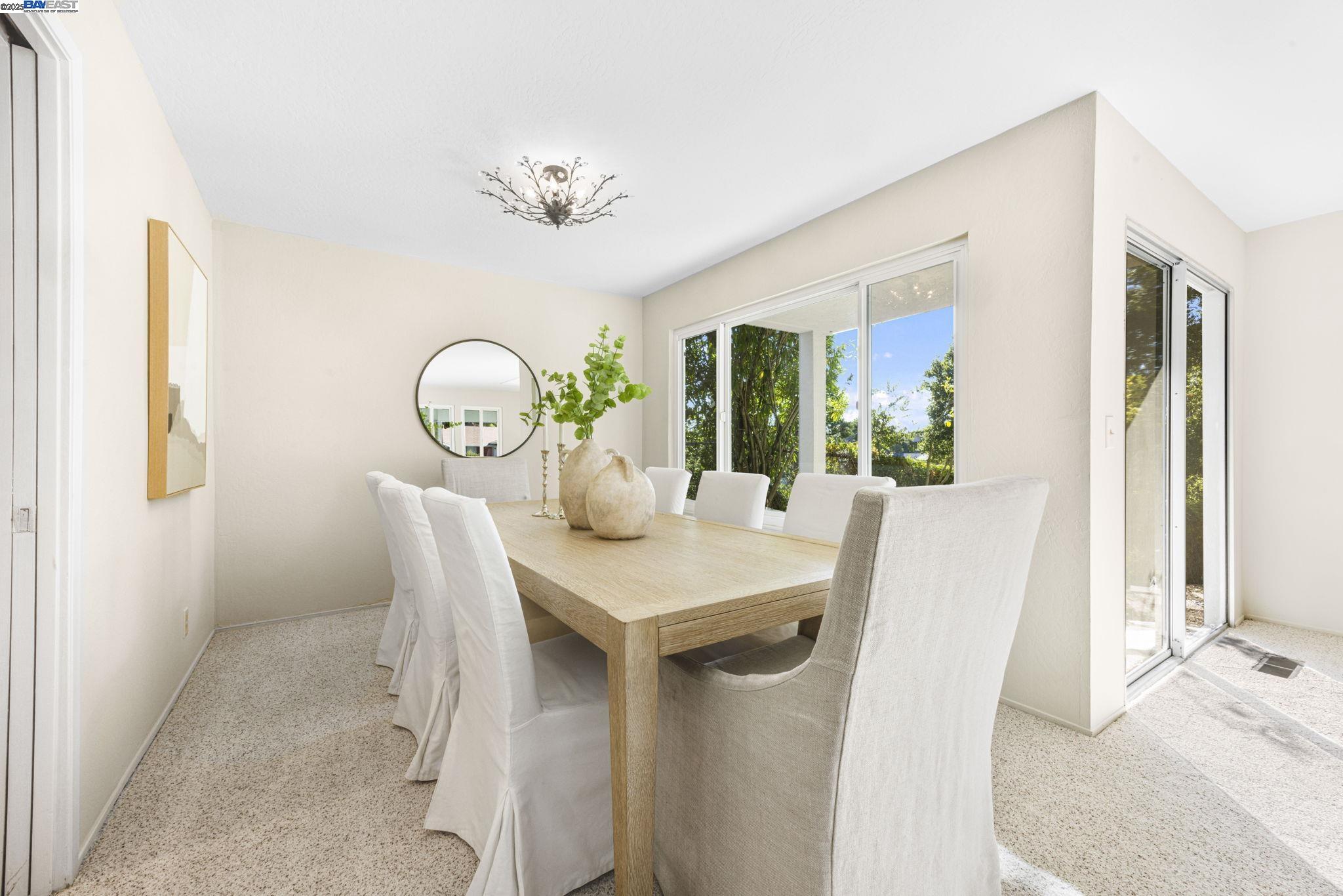 Detail Gallery Image 8 of 37 For 18575 Mesa Verde Way, Castro Valley,  CA 94552 - 4 Beds | 2/1 Baths