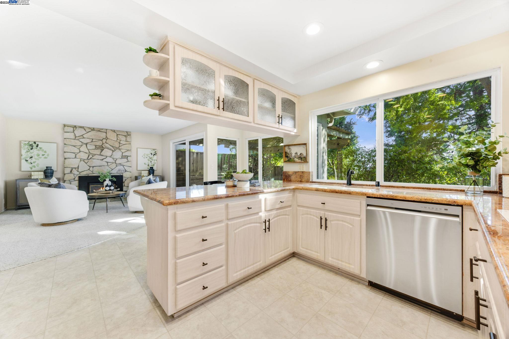Detail Gallery Image 9 of 37 For 18575 Mesa Verde Way, Castro Valley,  CA 94552 - 4 Beds | 2/1 Baths