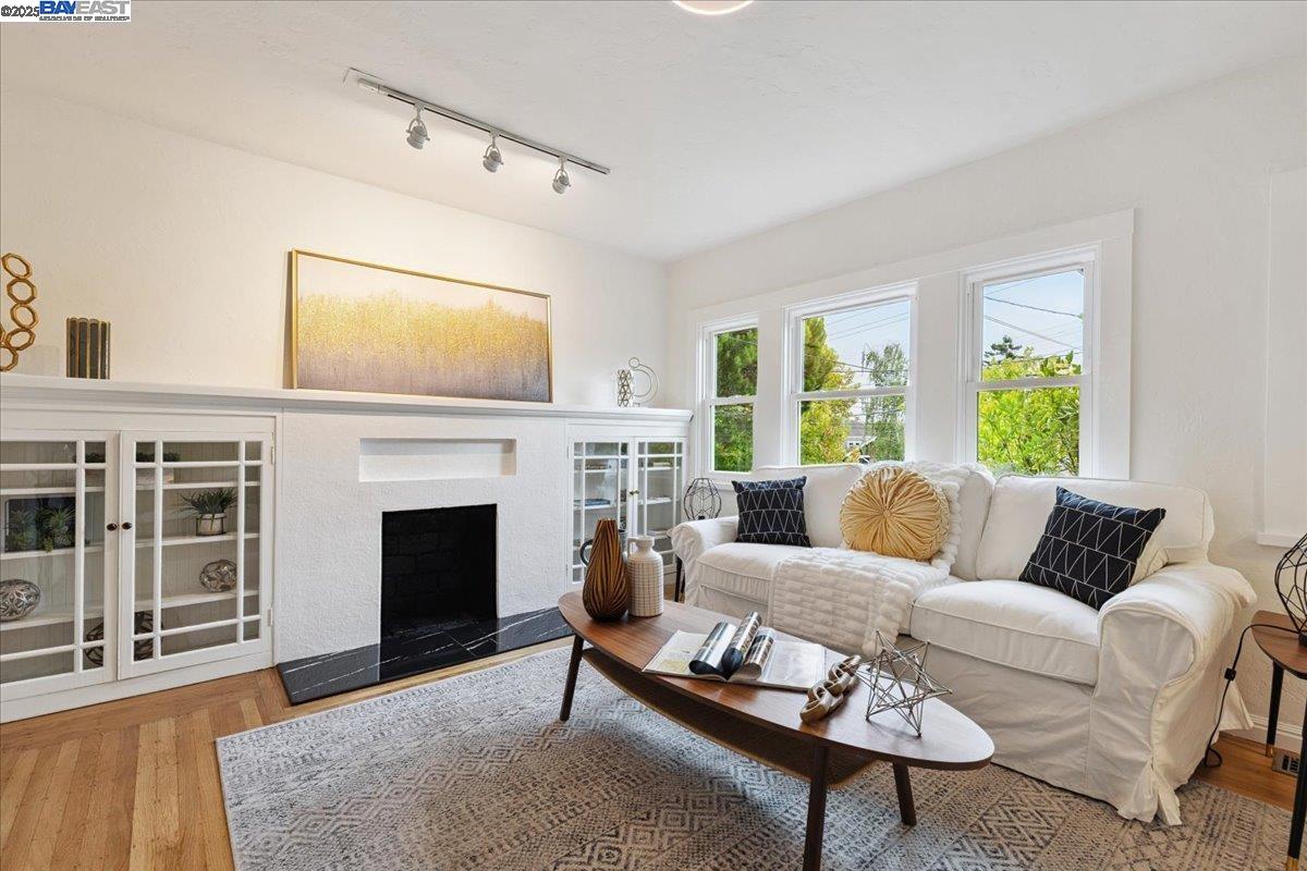 194 John St, Oakland, California 94611, 2 Bedrooms Bedrooms, 5 Rooms Rooms,1 BathroomBathrooms,Residential,For Sale,194 John St,41106192