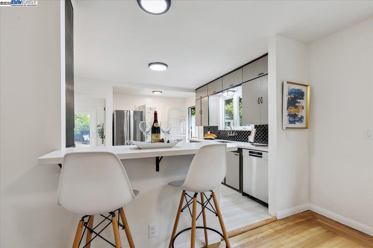 194 John St, Oakland, California 94611, 2 Bedrooms Bedrooms, 5 Rooms Rooms,1 BathroomBathrooms,Residential,For Sale,194 John St,41106192