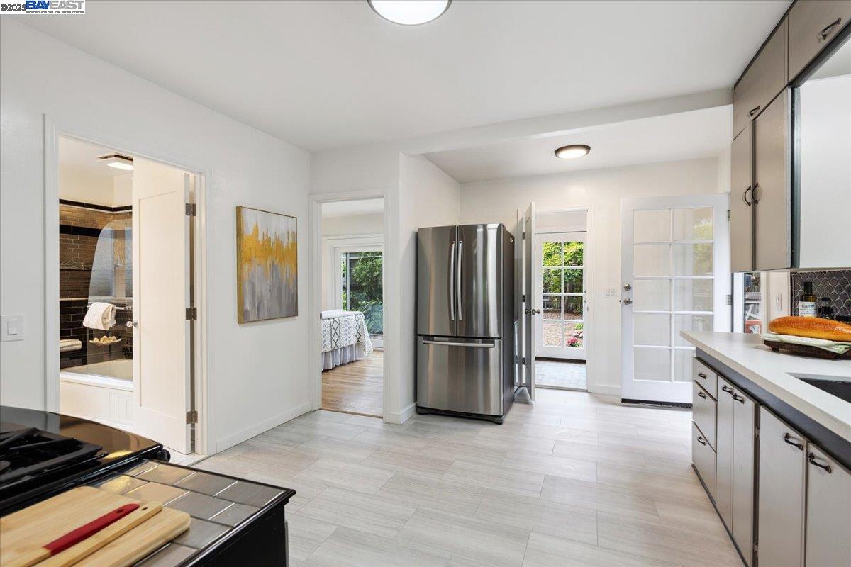 194 John St, Oakland, California 94611, 2 Bedrooms Bedrooms, 5 Rooms Rooms,1 BathroomBathrooms,Residential,For Sale,194 John St,41106192