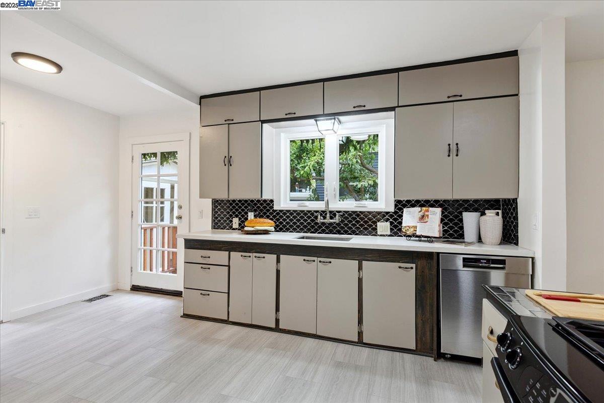 194 John St, Oakland, California 94611, 2 Bedrooms Bedrooms, 5 Rooms Rooms,1 BathroomBathrooms,Residential,For Sale,194 John St,41106192