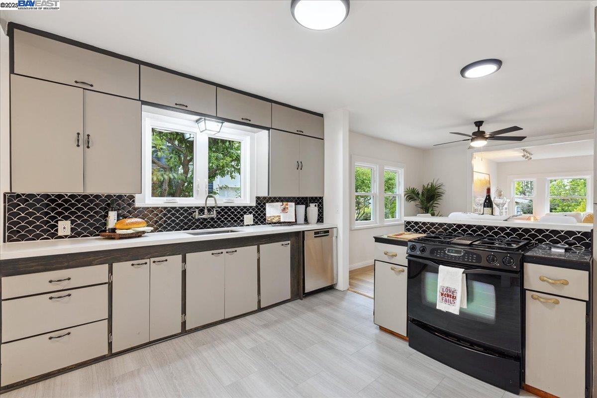 194 John St, Oakland, California 94611, 2 Bedrooms Bedrooms, 5 Rooms Rooms,1 BathroomBathrooms,Residential,For Sale,194 John St,41106192