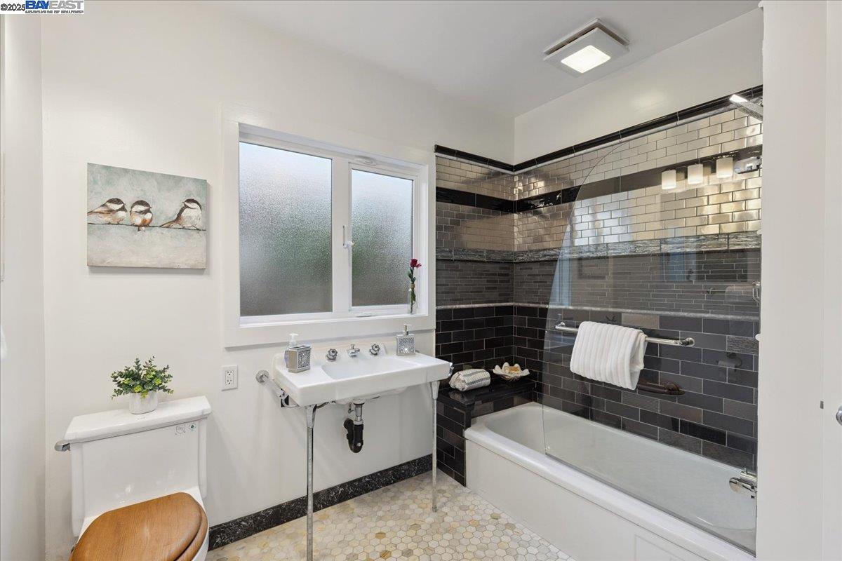 194 John St, Oakland, California 94611, 2 Bedrooms Bedrooms, 5 Rooms Rooms,1 BathroomBathrooms,Residential,For Sale,194 John St,41106192