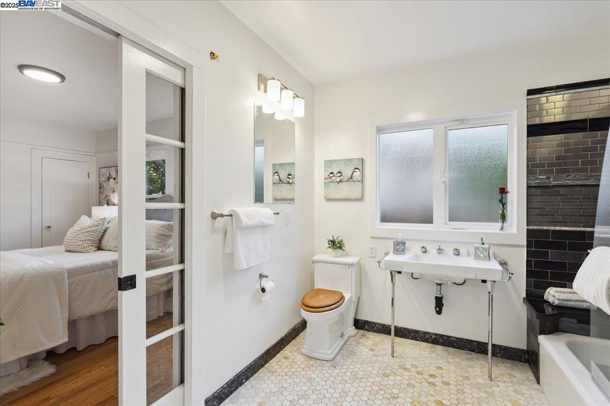194 John St, Oakland, California 94611, 2 Bedrooms Bedrooms, 5 Rooms Rooms,1 BathroomBathrooms,Residential,For Sale,194 John St,41106192