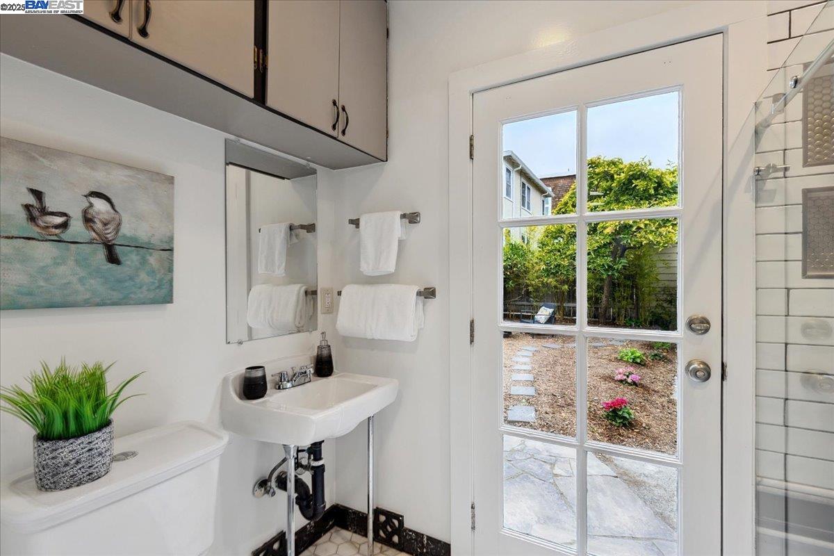 194 John St, Oakland, California 94611, 2 Bedrooms Bedrooms, 5 Rooms Rooms,1 BathroomBathrooms,Residential,For Sale,194 John St,41106192