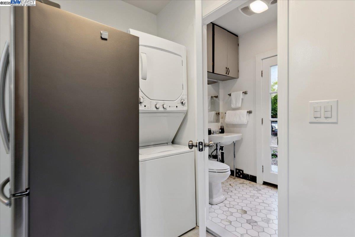 194 John St, Oakland, California 94611, 2 Bedrooms Bedrooms, 5 Rooms Rooms,1 BathroomBathrooms,Residential,For Sale,194 John St,41106192