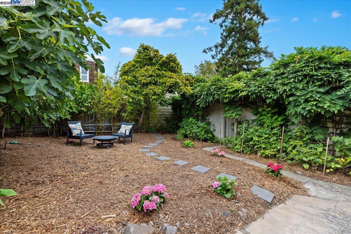 194 John St, Oakland, California 94611, 2 Bedrooms Bedrooms, 5 Rooms Rooms,1 BathroomBathrooms,Residential,For Sale,194 John St,41106192