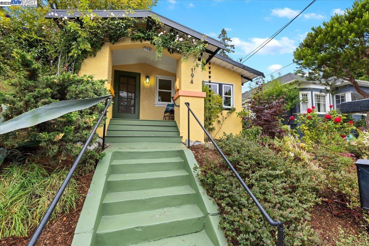 194 John St, Oakland, California 94611, 2 Bedrooms Bedrooms, 5 Rooms Rooms,1 BathroomBathrooms,Residential,For Sale,194 John St,41106192