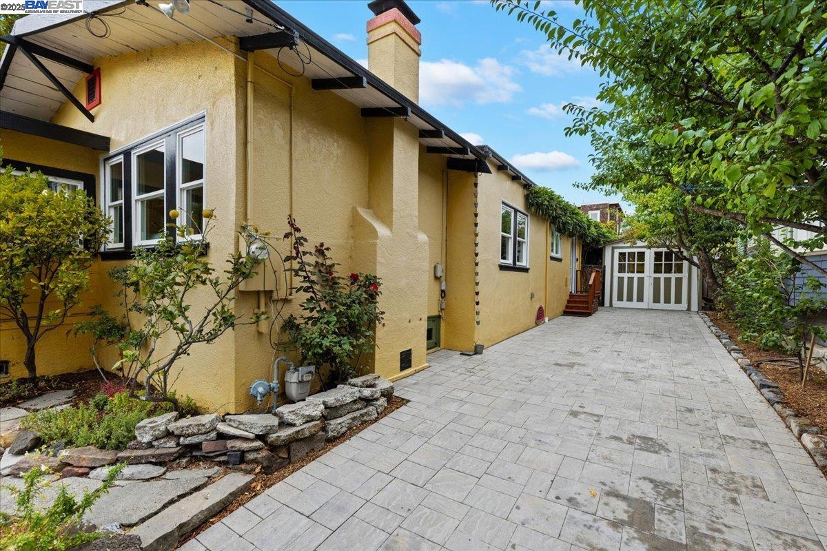 194 John St, Oakland, California 94611, 2 Bedrooms Bedrooms, 5 Rooms Rooms,1 BathroomBathrooms,Residential,For Sale,194 John St,41106192