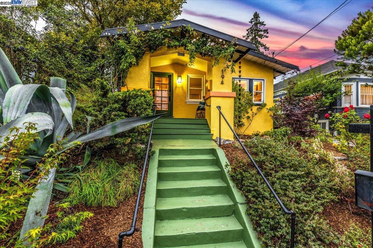 194 John St, Oakland, California 94611, 2 Bedrooms Bedrooms, 5 Rooms Rooms,1 BathroomBathrooms,Residential,For Sale,194 John St,41106192