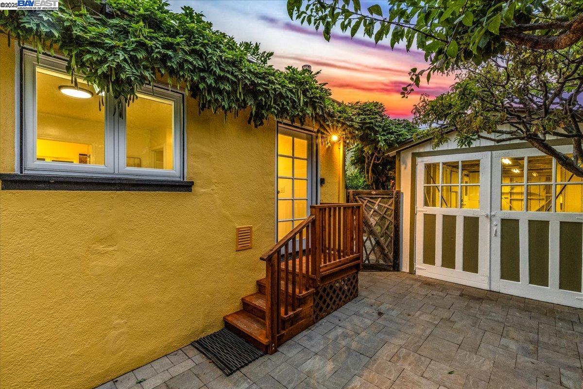 194 John St, Oakland, California 94611, 2 Bedrooms Bedrooms, 5 Rooms Rooms,1 BathroomBathrooms,Residential,For Sale,194 John St,41106192