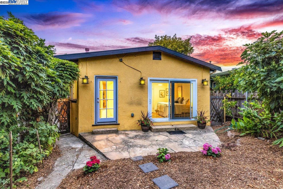 194 John St, Oakland, California 94611, 2 Bedrooms Bedrooms, 5 Rooms Rooms,1 BathroomBathrooms,Residential,For Sale,194 John St,41106192