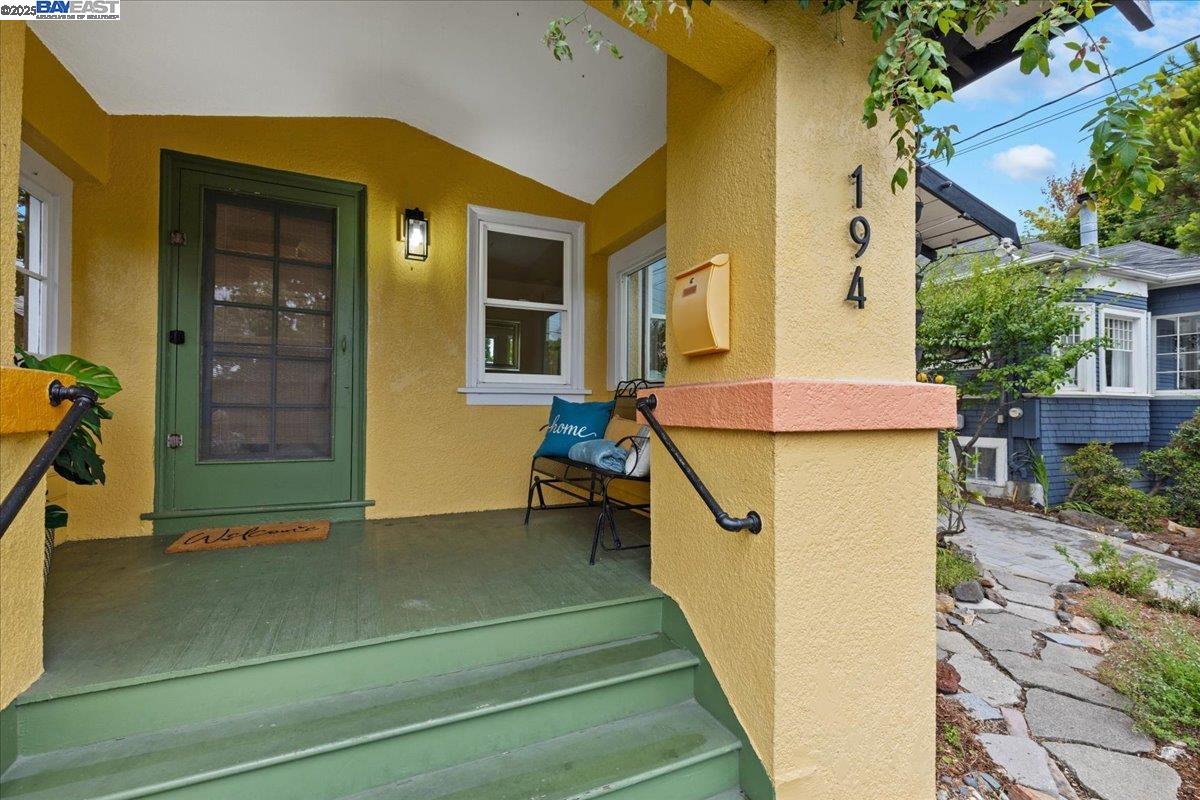 194 John St, Oakland, California 94611, 2 Bedrooms Bedrooms, 5 Rooms Rooms,1 BathroomBathrooms,Residential,For Sale,194 John St,41106192