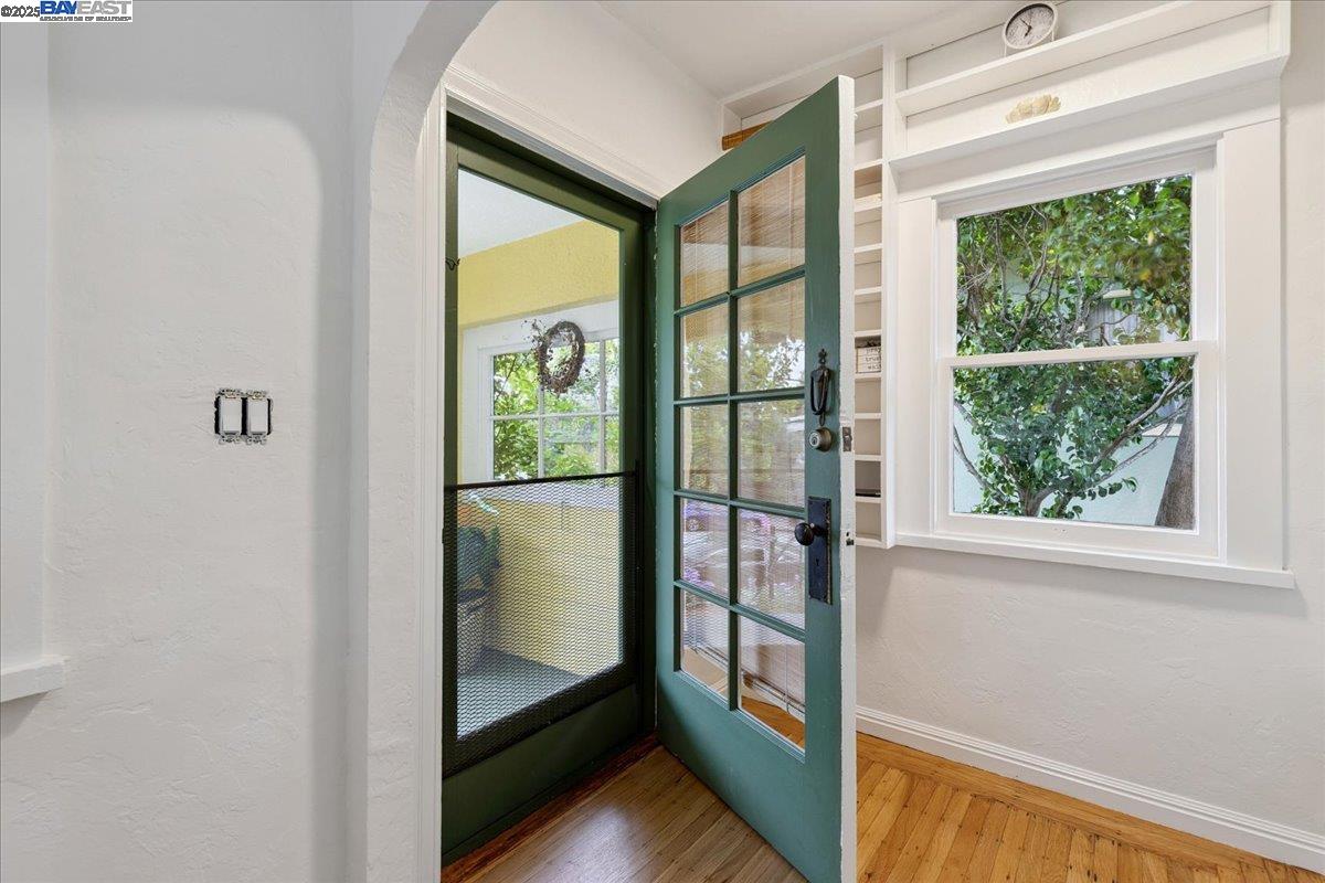 194 John St, Oakland, California 94611, 2 Bedrooms Bedrooms, 5 Rooms Rooms,1 BathroomBathrooms,Residential,For Sale,194 John St,41106192